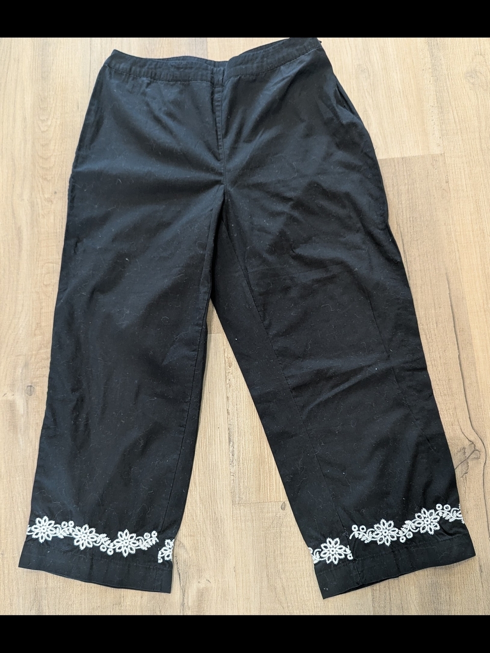 4/$40 Northern Reflections Black Embroidered Cotton Capri Pant - Picture 2 of 6